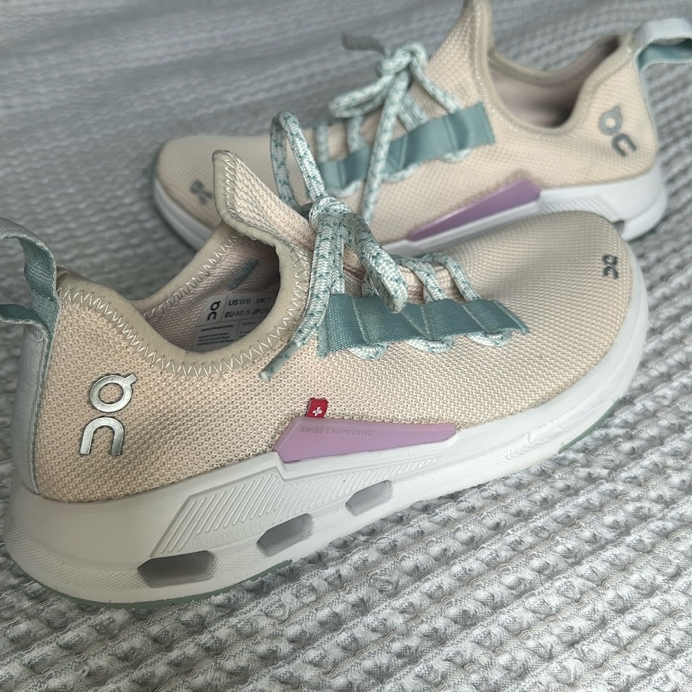 Onclouds- size 9
